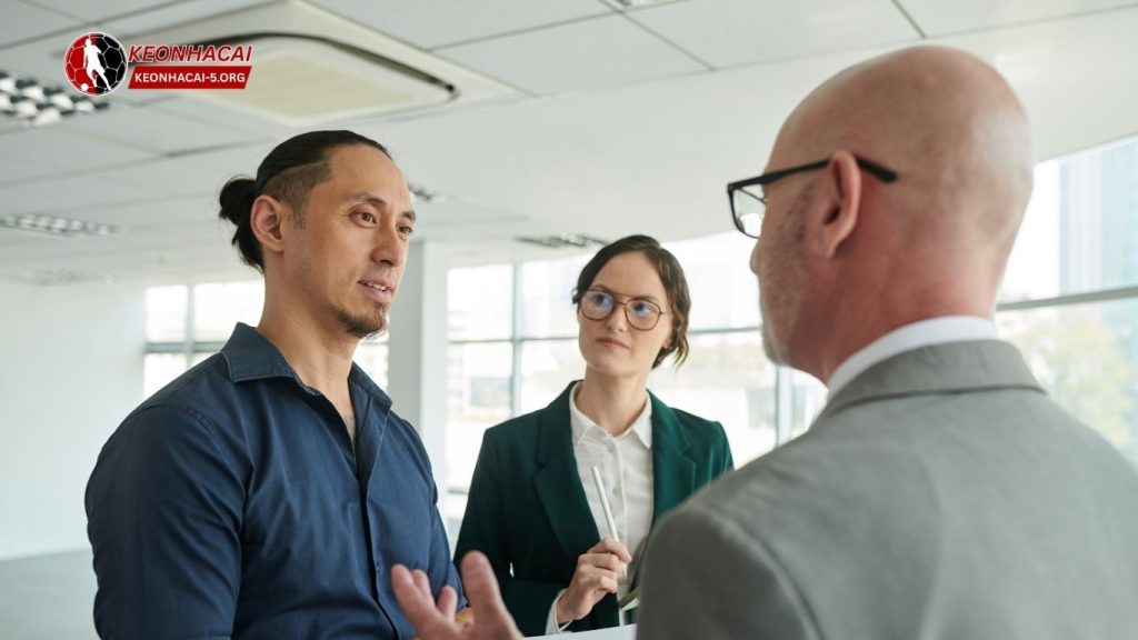 CEO Ngụy Quân Tử làm việc với đối tác